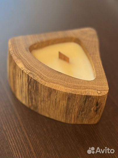 Крафтовая свеча в деревянном подсвечнике
