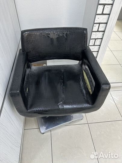 Кожанное кресло для парикмахера