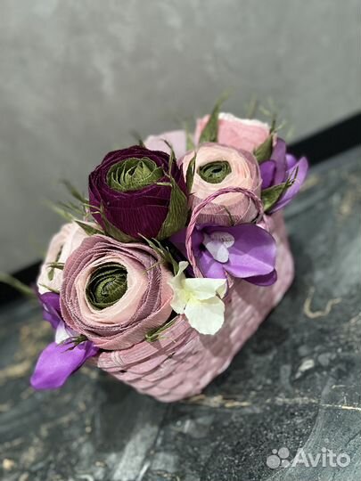 Корзиночка с цветами из конфет