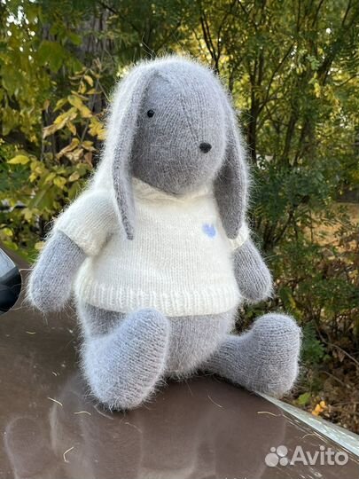 Игрушка заяц вязаный