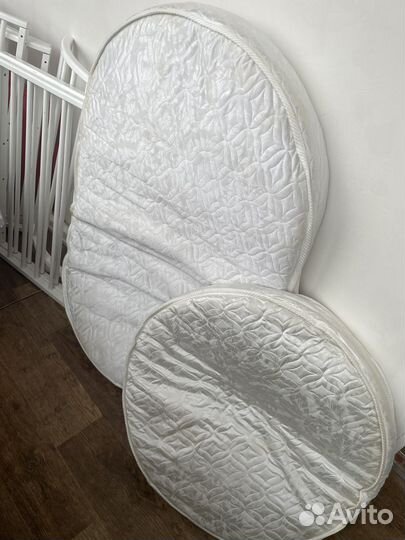 Детская кроватка с маятником