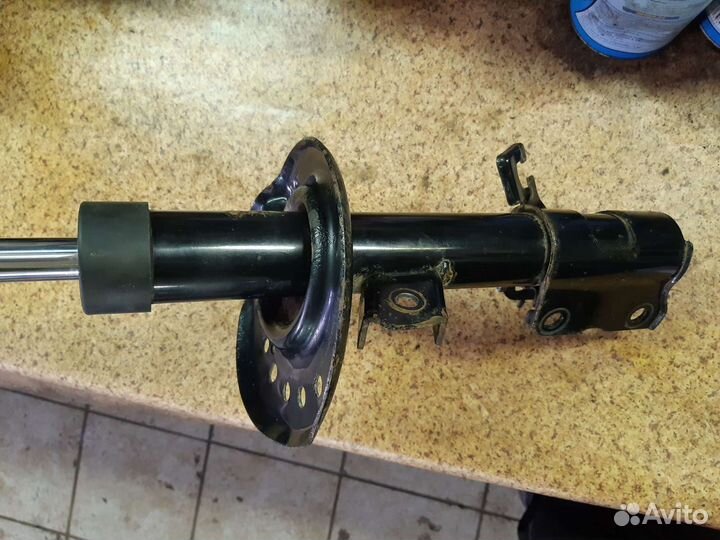 Амортизатор передний левый Nissan X-Trail T31