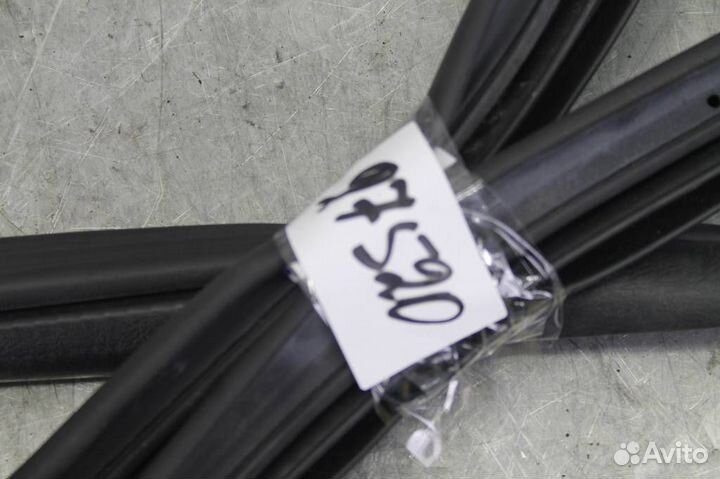 Уплотнитель кузова задней левой двери Nissan Qash