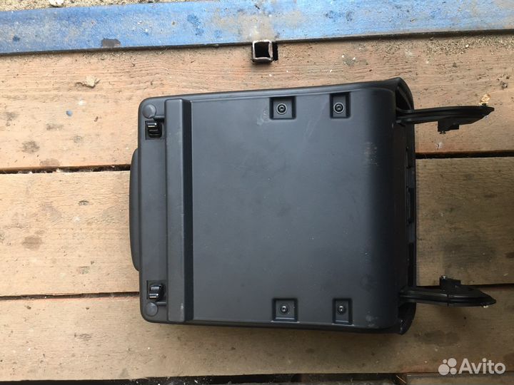 Продам подлокотник на porshe cayenne 957