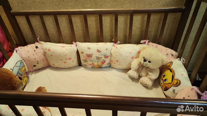 Детская кроватка с маятником