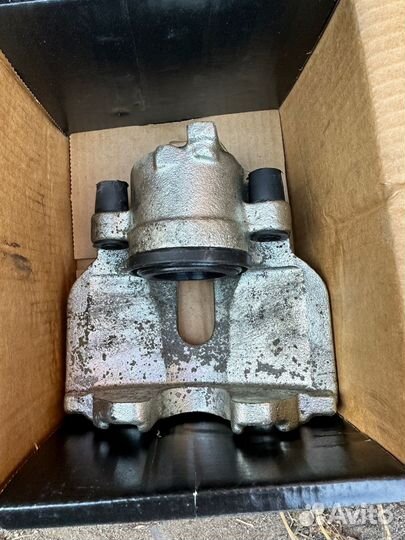 Суппорт тормозной правый и левый Ауди