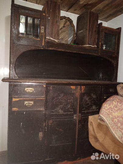 Старинный антикварный шкаф буфет