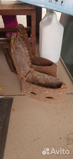 Старинный угольный утюг