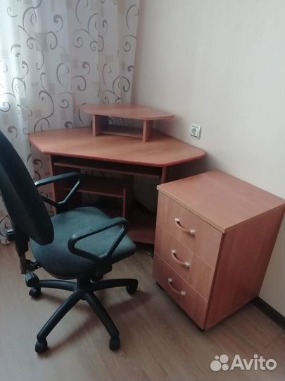 Компьютерный стол, компьютерный стул, тумбочка