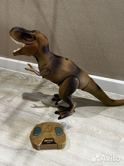 Динозавр на пульте управления