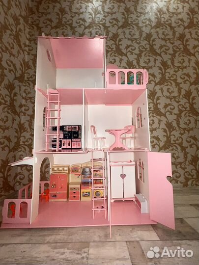 Деревянный кукольный дом с мебелью