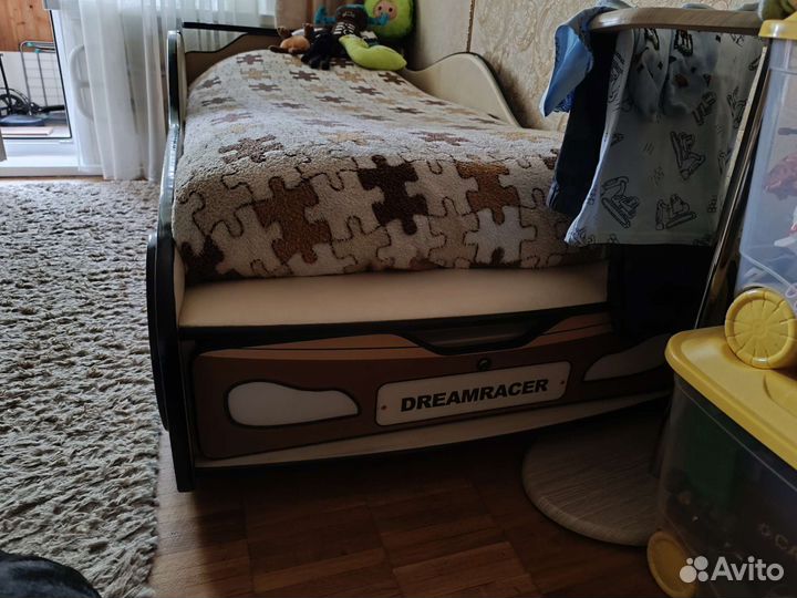 Детская кровать-машинка