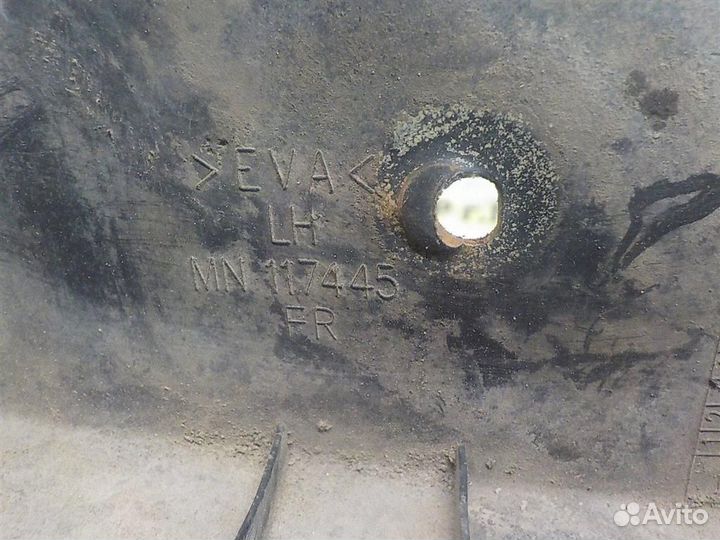 Брызговик передний левый Mitsubishi L200 (KB) 200