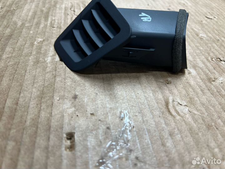 Правый дефлектор воздуховода в торпедуToyota LC200