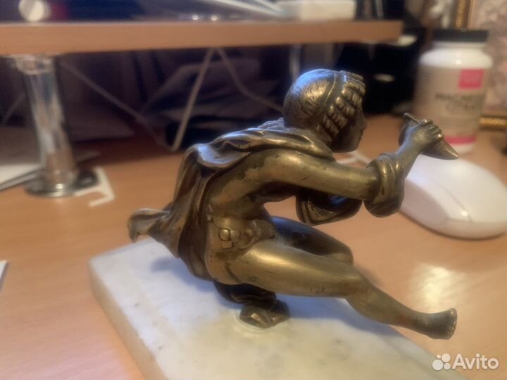 Бронза мальчик на мраморе