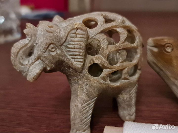 Резной слон, черепаха