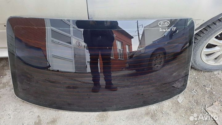 Hyundai Sonata EF - Стекло заднее