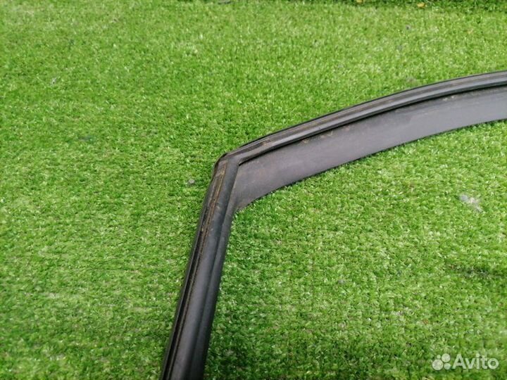 Уплотнитель стекла двери задний правый Toyota