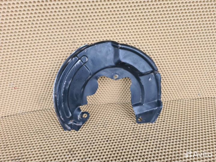 Пыльник диска передний левый Mitsubishi Pajero 3