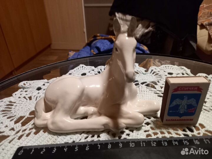 Фарфоровые статуэтки лфз жеребенок лежащий