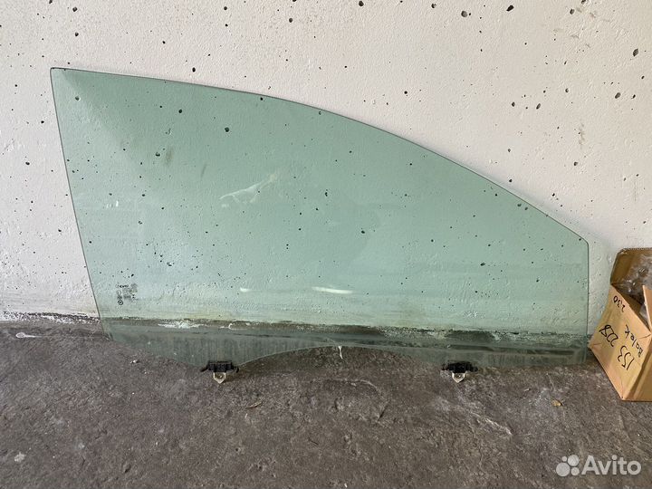 Стекло переднее правое venza
