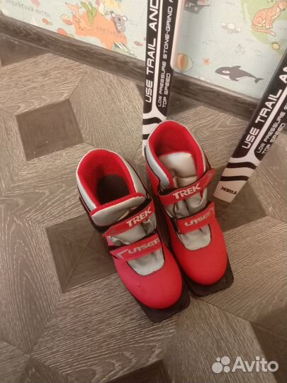 Лыжные ботинки и лыжи