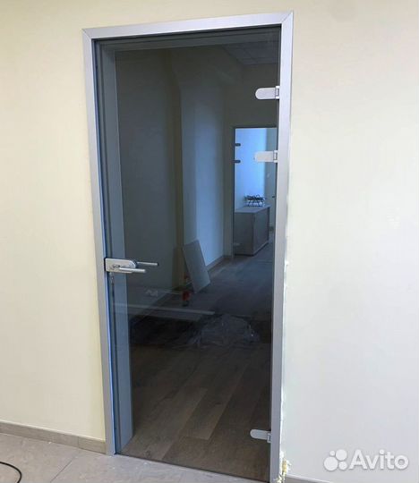 Стеклянная дверь