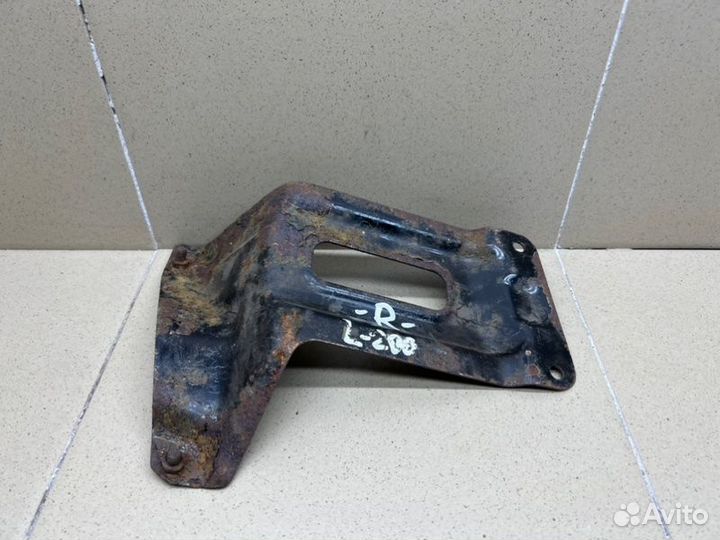 Кронштейн переднего бампера правый Mitsubishi L200
