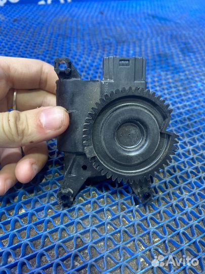 Моторчик заслонок отопителя Opel Astra H седан