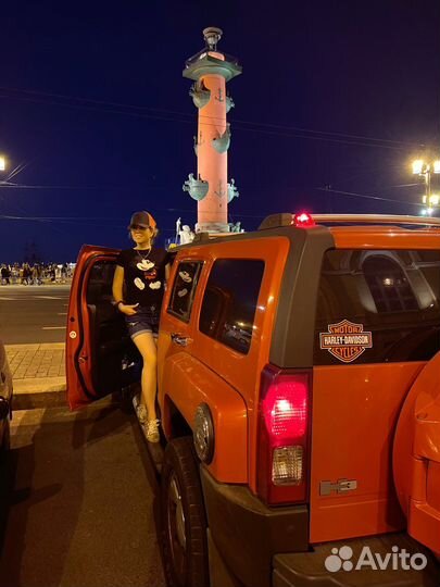 Фотосессия на ярком внедорожнике