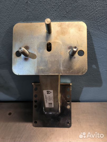 Кронштейн запасного колеса