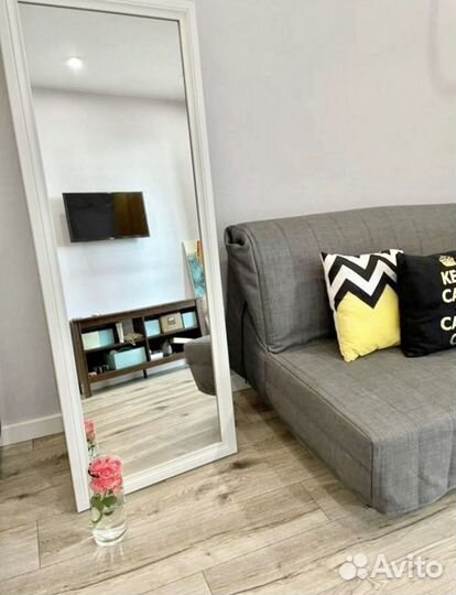 Зеркало на ножке