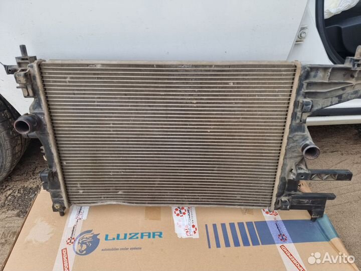 Радиатор охлаждения б/у Opel Astra J 1.6