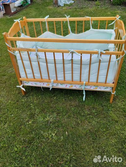 Детская кроватка с 2 матрасами