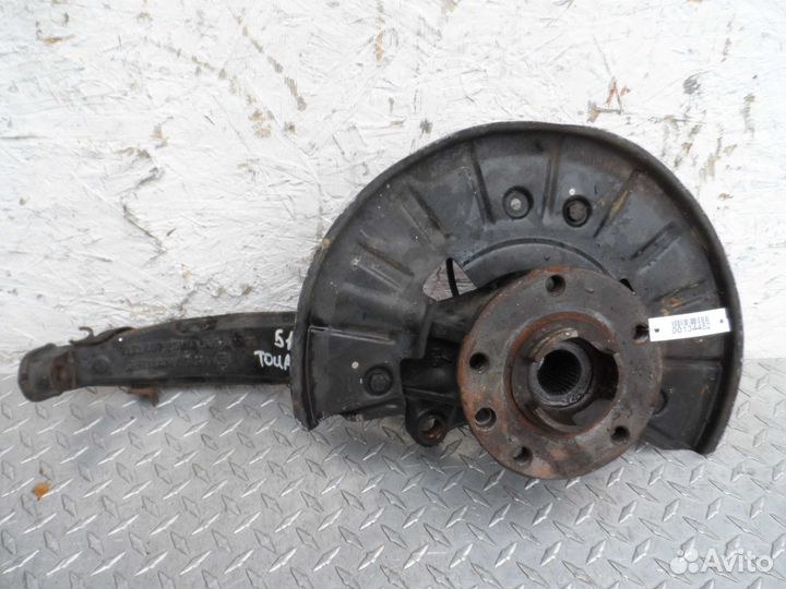 Кулак поворотный левый Volkswagen Touareg 1 7L 7L0