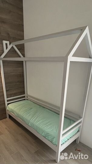 Детская кроватка домик