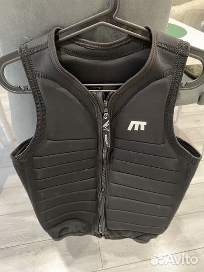 Жилет для вейк борда