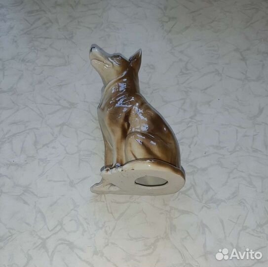 Фарфоровая статуэтка собаки 