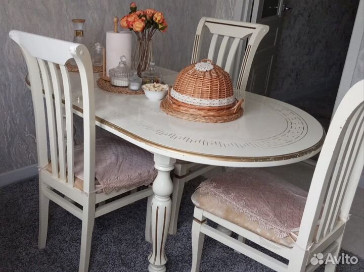 Стол и стулья