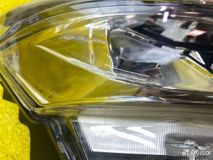 Фара передняя правая Nissan Serena