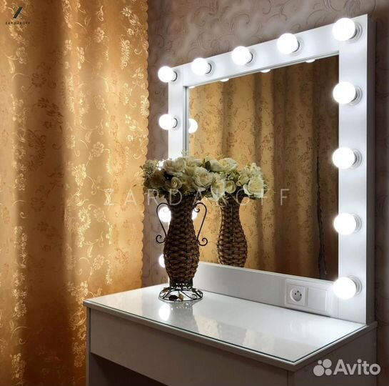 Туалетный столик с гримерным зеркалом с подсветкой