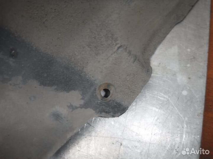 Пыльник двигателя передний правый Toyota Corolla