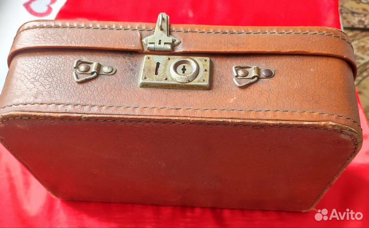 Маленький старинный чемоданчик в интерьер