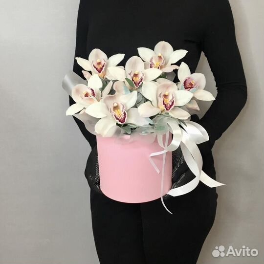 Коробка с орхидеями