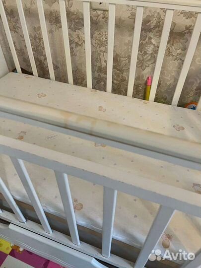 Детская кроватка с маятником и ящиком
