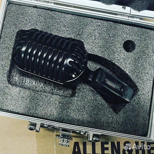 Ретро микрофон черный