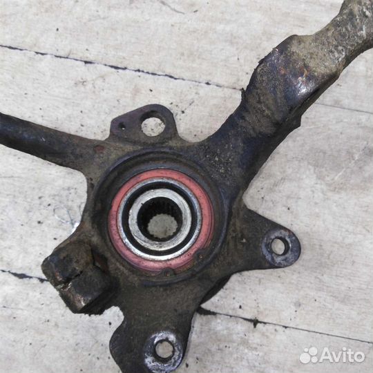 Кулак поворотный передний левый Volkswagen Passat