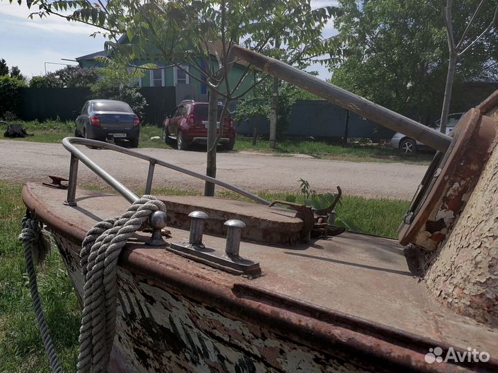 Лодка металлическая с мотором