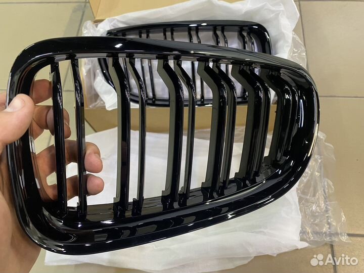Решетка радиатора BMW E90 черный глянец