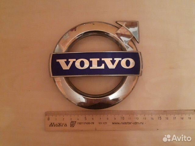 Эмблема радиатора вольво. Эмблема решетки радиатора Вольво 850. Volvo 8693955 эмблема.
